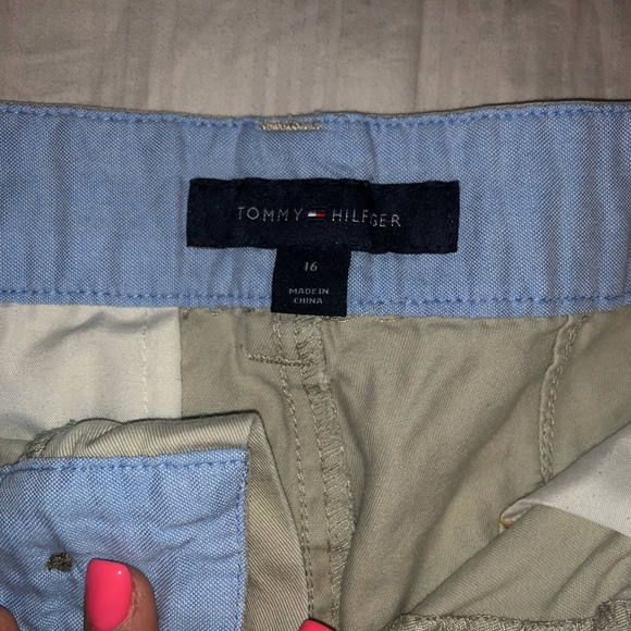 Tommy Hilfiger Khaki shorts!! Great condition - Picture 2 of 4